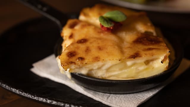 Provola fusa in padella, origano e pomodori secchi  - El Patio Del Gaucho, Javier Zanetti, Milan