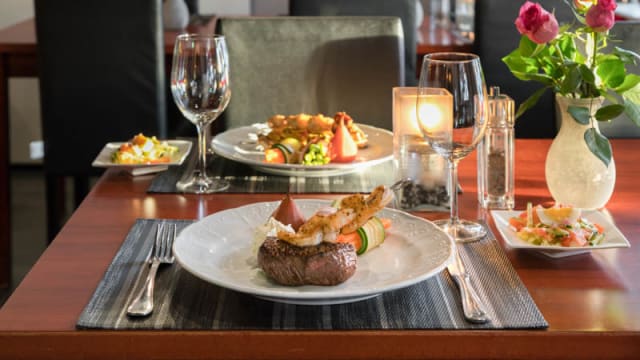 Surf en turf van biefstuk  met grote garnalen en huisgemaakte kruidenboter - De Tellerlikker, Winschoten