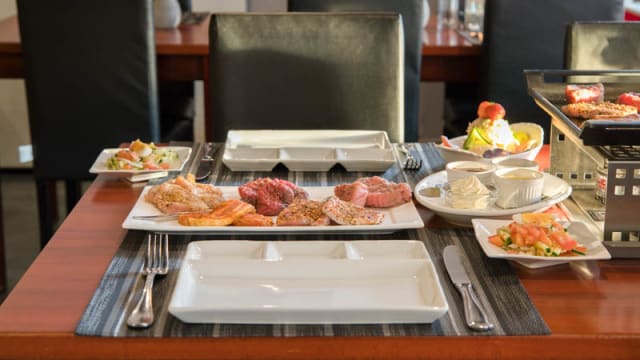 Tafelgrillen met 5 vissoorten met 3 sausjes, stokbrood met kruidenboter, gemengde salade en huzarensalade - De Tellerlikker