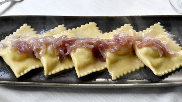 Ravioli di toma con cipolla rossa caramellata - L'Om d Fer