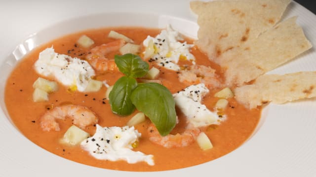 Gazpacho estivo con pomodoro fresco, sedano, peperone dolce e goccia di stracciatella - Albamar Ristorante