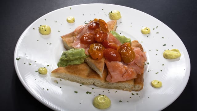 Foccaccia farcita con salmone affumicato, avocado, pomodoro caramellato, maionese veg alla curcuma - Albamar Ristorante