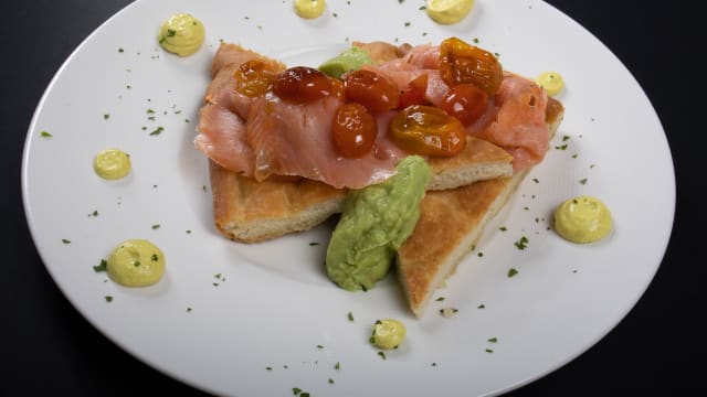 Avocado toast con salmone affumicato e uova alla benedict - Albamar Ristorante