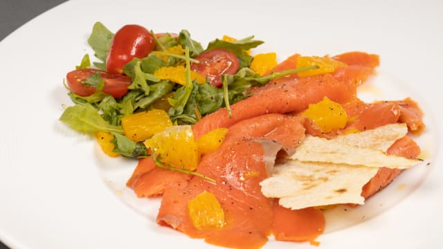 Carpaccio di salmone all’arancia e mandorle - Albamar Ristorante