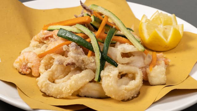 Gran fritto misto di pesce, carote e julienne di porro in tempura, due tipi maionese veg - Albamar Ristorante