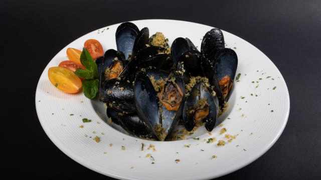 Cozze al salto con pomodoro fresco e briciole di pane - Albamar Ristorante