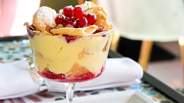 Delizia ai frutti di bosco e sbriciolata di millefoglie - Terrazza Caravita, Rome