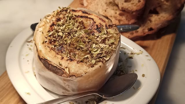 Queijo de "Entorna" Gratinado, Orégãos e Tostas - Orquidea