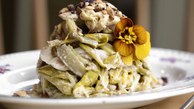 poireaux vinaigrette, amandes, citron, fèves de cacao - Apéti Ségur