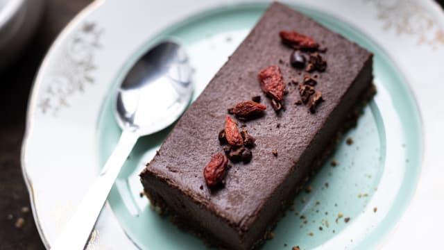 Tarte Au Chocolat Noir, Baies De Goji, Fèves De Cacao - Apéti Ségur, Paris