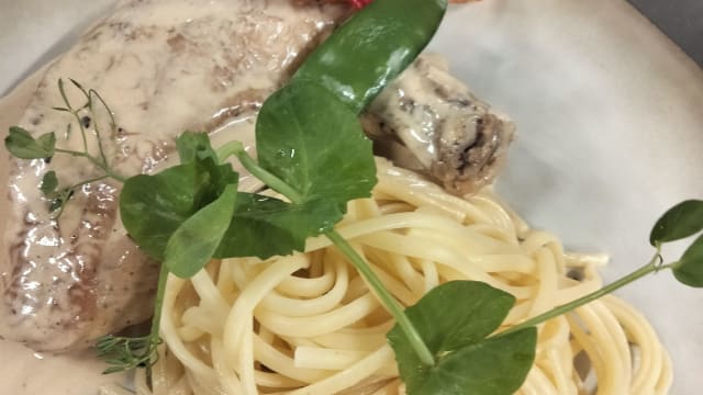 Suprême de poulet cuit en basse température sur ses linguines, sauce à l'ail - Le Berthier