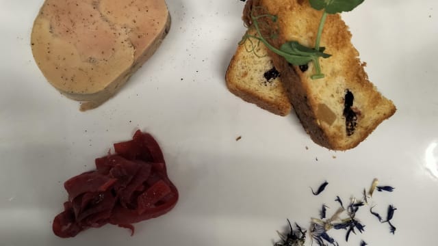 Terrine de foie gras de canard, pain brioché et son confit d'oignons rouges - Le Berthier