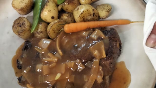 Filet de bouf français (+-180g), pommes de terre rôties, sauce au poivre de jamaïque - Le Berthier