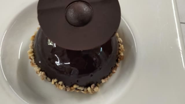 Dôme royal chocolat noisette et son glaçage féerique - Le Berthier