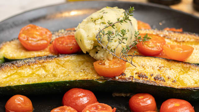 Courgettes rôties, écrasé de pommes de terre aux olives noires, tomates cerises, grana padano, fines herbes - L'Atelier - Brasserie Maison