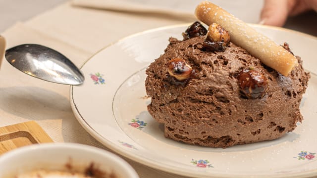 Mousse au chocolat, noisettes caramélisées - L'Atelier - Brasserie Maison