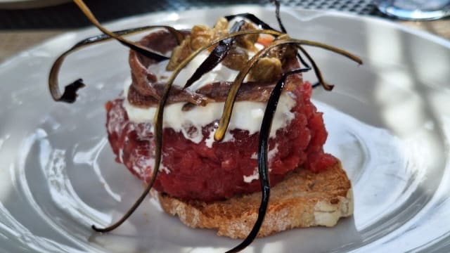 Tartare con burrata, acciughe e cappero fritto - Agriturismo Montereggi