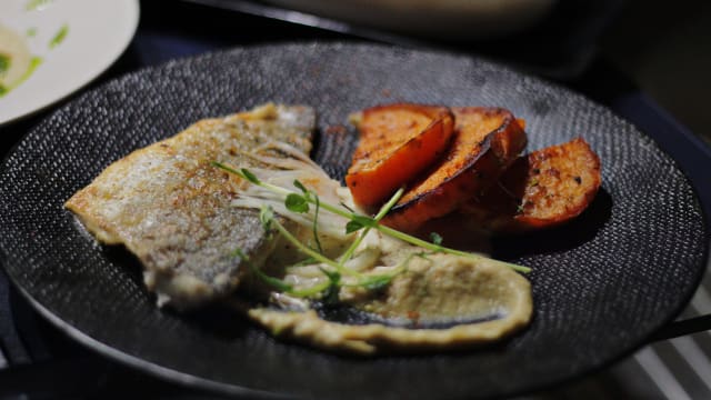 Daurade royale, patate douce au four et purée de fenouil - Le replat de Montmartre, Paris