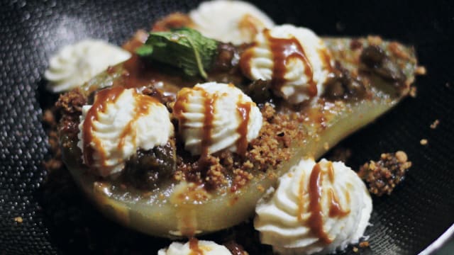 Poire Belle Hélène au chocolat et glace à la Vanille - Le replat de Montmartre, Paris