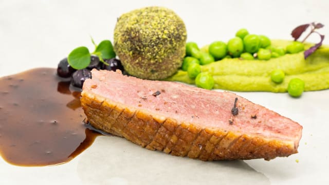 Canette des dombes déclinée, cromesquis confit et filet doré aux petits pois et myrtilles - Les Magnolias