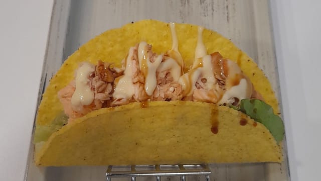 Taco salmone cotto piccante - Crudo sushi & fish prenestina, Rome