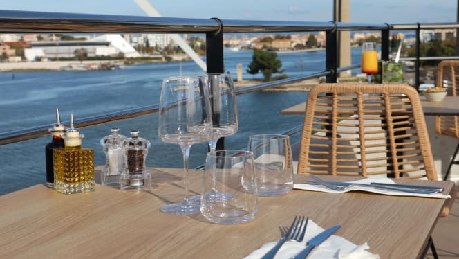 Le Rooptop by Golden Tulip - 9