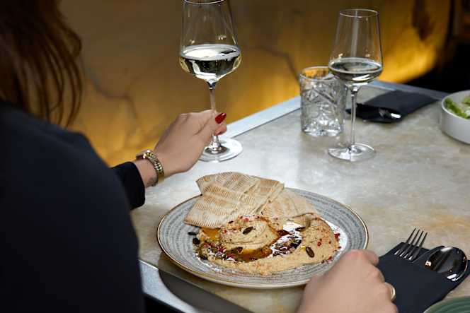 Die Zwölf - All Day Restaurant & Bar - 3