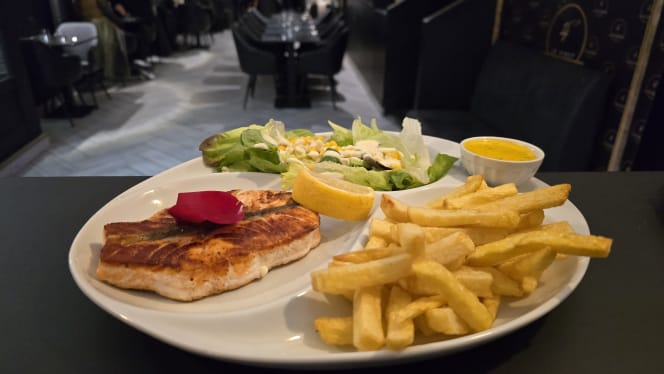 Le First Restaurant - 3