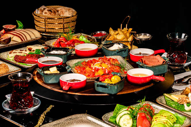 Saltanat Turkish Meze & Bar - 4