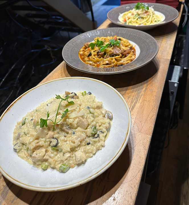 La Caverna Wine Bar - 7