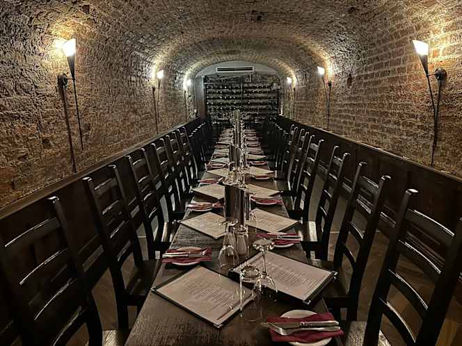 La Caverna Wine Bar - 9