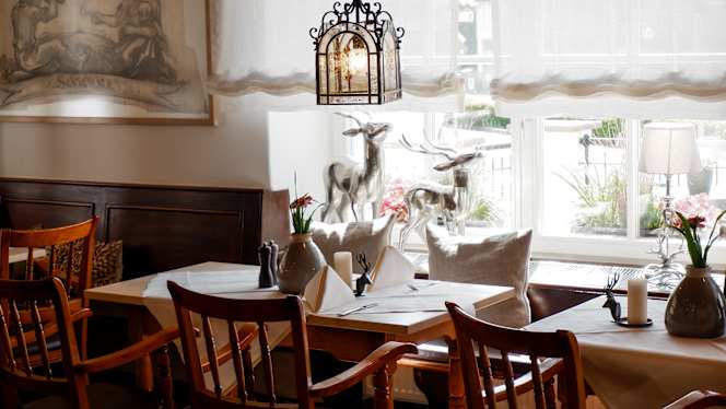 Romantik Hotel Hirschen - Wirtsstuben - 1