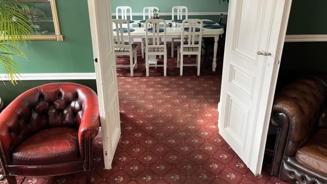 Red Brick Pub - 1