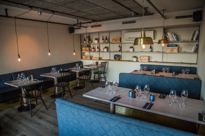 Humm Bar & Bistro - 5