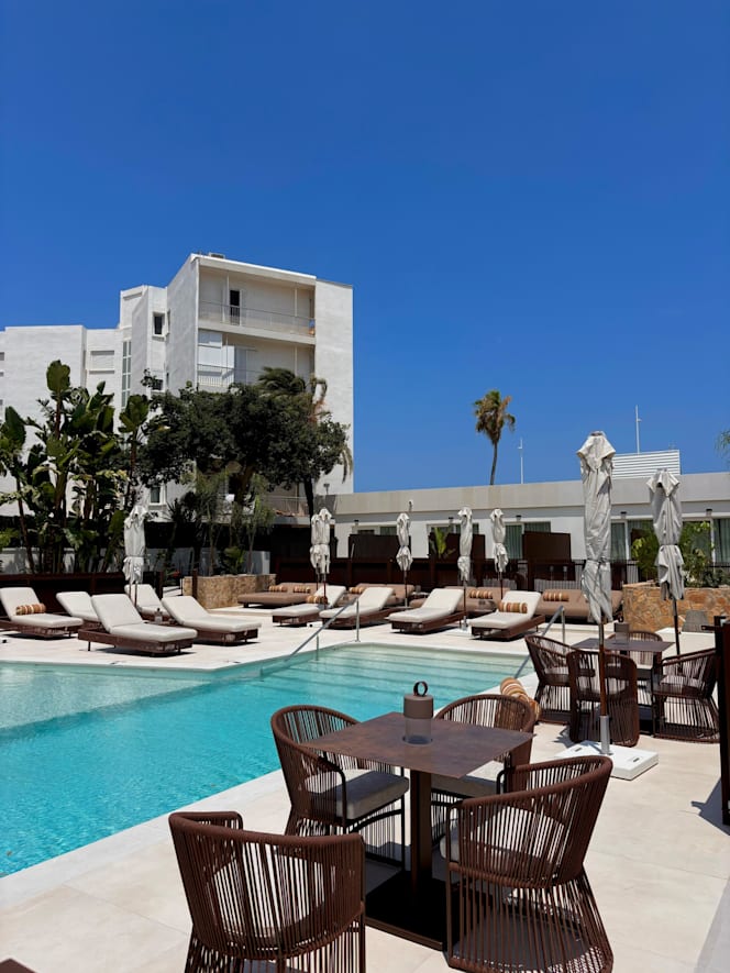 L’Attitude Pool Bar - 2