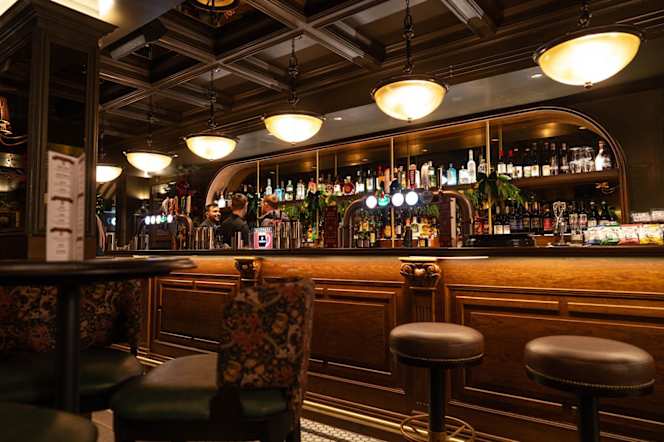 Charlie Browns Hale - 6