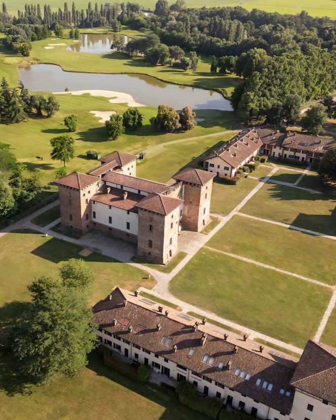 Maio Restaurant Club House Tolcinasco - 1