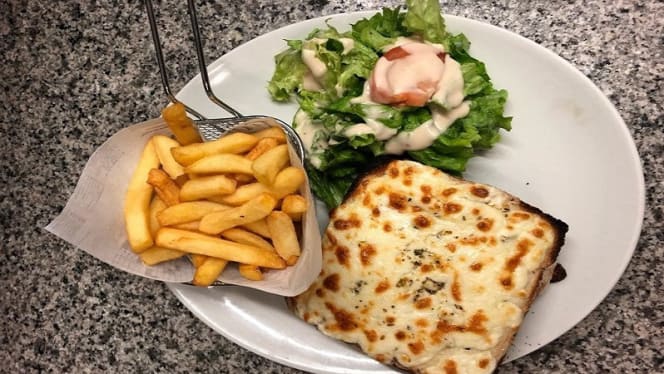 Helio's Pub - 5