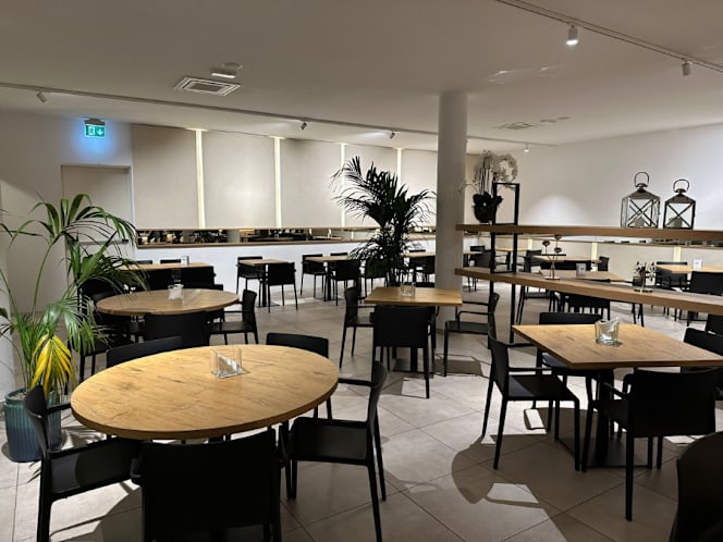 Queen's Bar Restaurant - 2