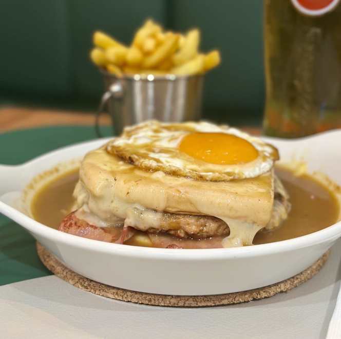 Moment Bistro & Bar - 8