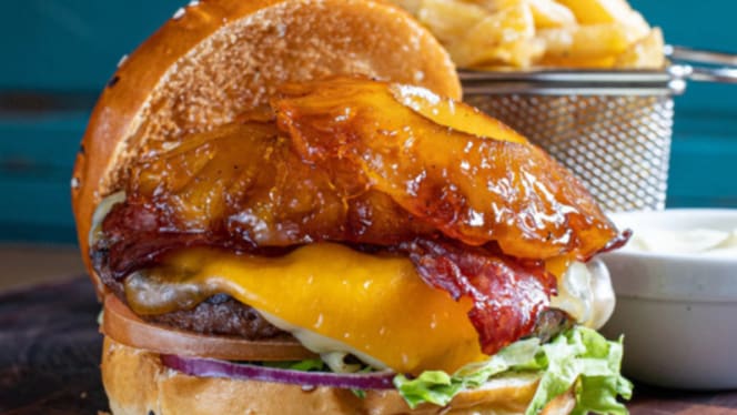 The Club Burger Bistro & Bar - 6