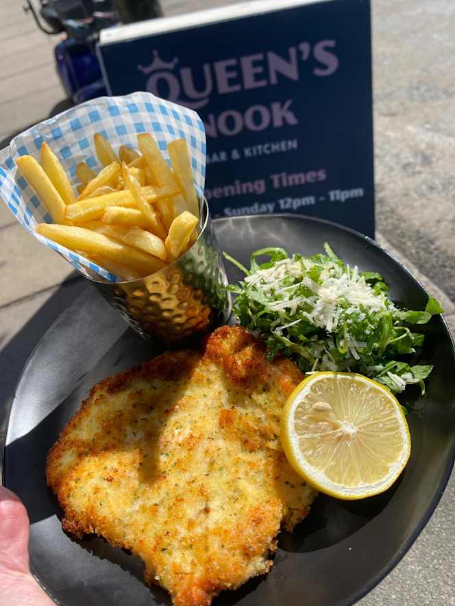 The Queen's Nook Bar & Kitchen - 4