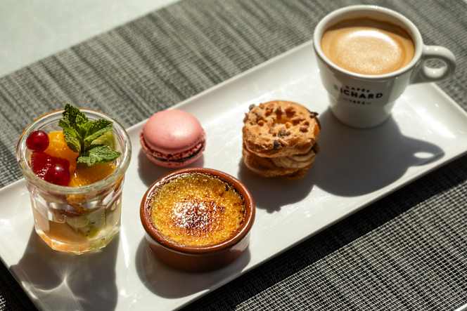 Kitchen & Bar At Courtyard - 3