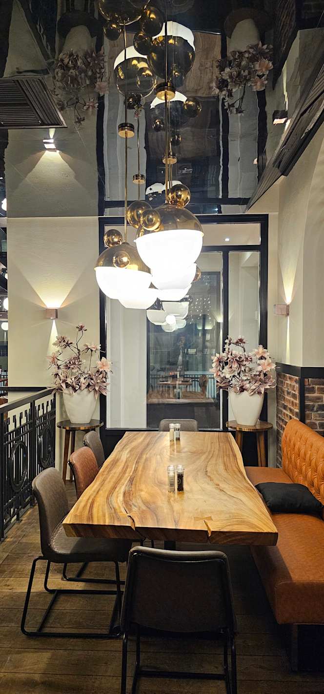 Qashik Restaurant & Lounge - 1