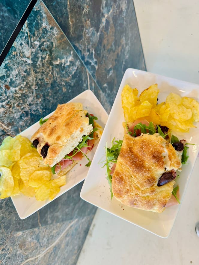 Monday Friday Bistro - 4