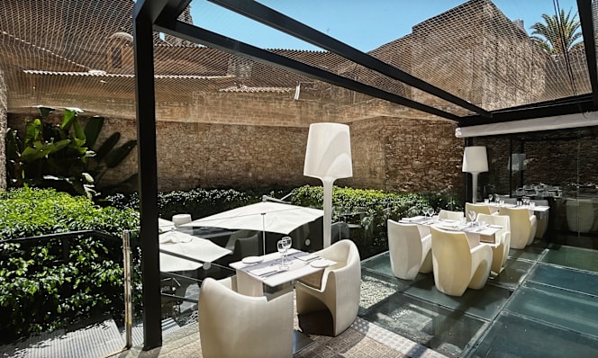 Nineteen Restaurant - Olivia Plaza Hotel - 4