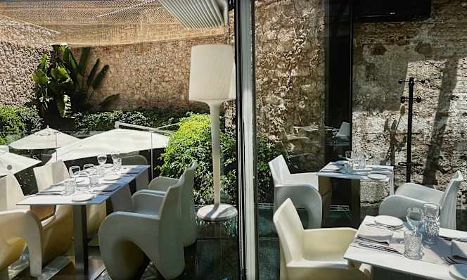 Nineteen Restaurant - Olivia Plaza Hotel - 1