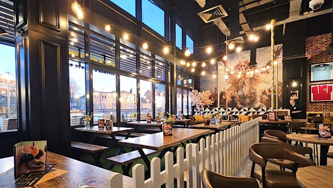 KWACKERS Kitchen & Sports Bar - 4