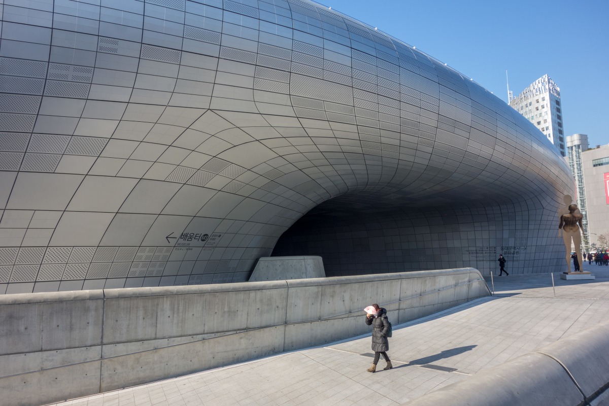 Dongdaemun Design Plaza - Passage to the inner semi-enclosed courtyard