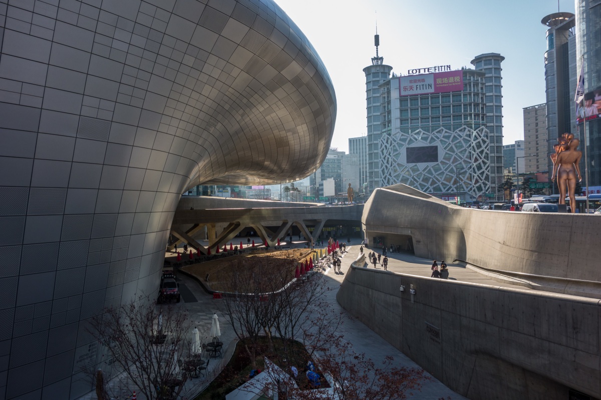 The sunken Oullim Square, connection to the subway and one of the main public areas in the complex